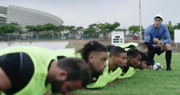 Αθλητισμός Εκπαίδευση Και Προπονητής Τους Άνδρες Για Push Άσκηση Και — Αρχείο Βίντεο