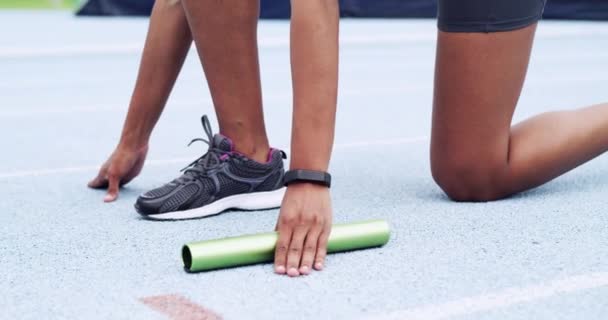 接力跑手 接力手和接力棒 用于起跑线 田径和体育场项目的比赛 以动作 力量和成绩在地面上准备跑步 短跑和有氧运动的运动员的身体 — 图库视频影像
