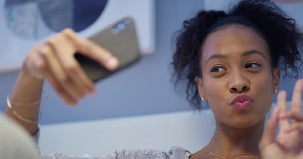 Mano Paz Selfie Por Mujer Cama Feliz Sonreír Relajarse Casa — Vídeos de Stock