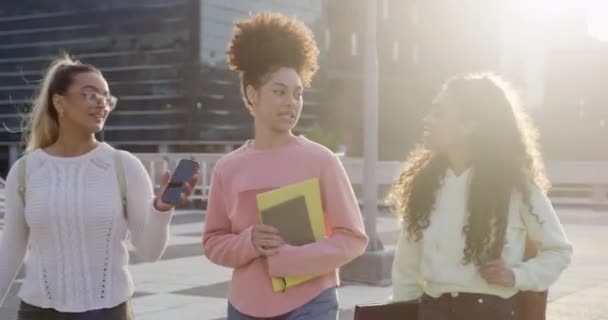 Spaziergänger Universitätsstudenten Und Frauen Lachen Der Stadt Über Witz Komik — Stockvideo