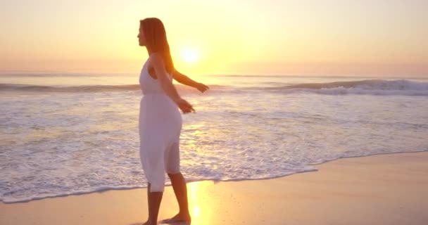Путешествия Пляж Женщина Свободой Закат Веселье Счастья Летний Отдых Путешествия — стоковое видео