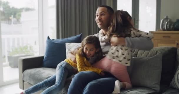 Crianças Pequenas Pai Abraçar Assistir Sala Estar Uma Casa Família — Vídeo de Stock