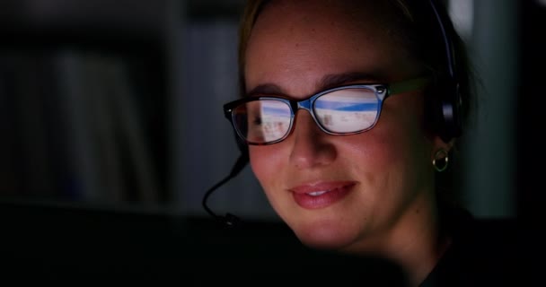 Çağrı Merkezi Müşteri Desteği Danışmanlık Için Bilgisayardaki Kadın Ofiste Yardım — Stok video