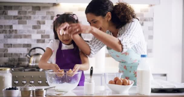 Bakken Mama Leermeisje Keuken Taart Bakken Koekjes Koekjes Met Ouders — Stockvideo