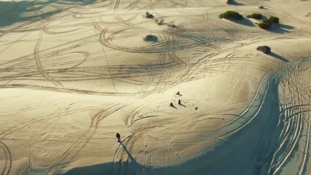 沙漠环境 游客和无人驾驶飞机俯瞰着非洲自然旅行 沙丘或自由旅行 纳米比亚自然景观背景 户外探险和集体度假 — 图库视频影像