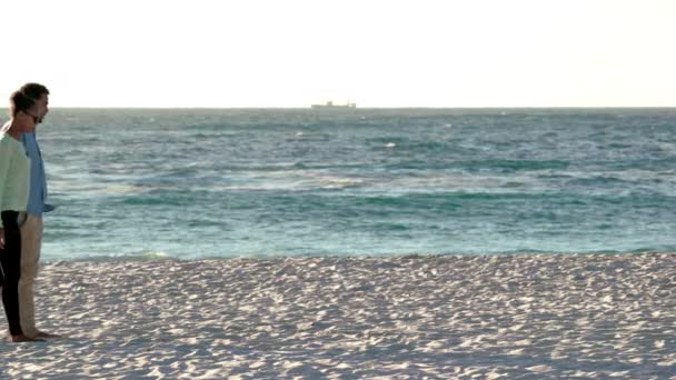 Relaks Miłość Trzymanie Się Ręce Czarną Parą Plaży Dla Romantyzmu — Wideo stockowe