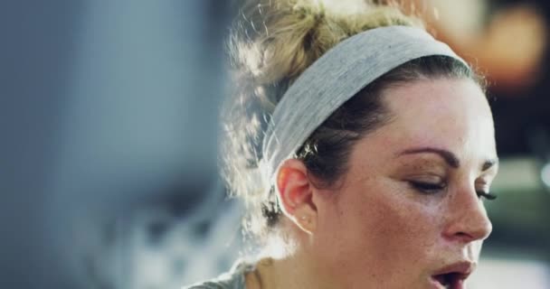 Усталость Велоспорт Фитнес Лицом Женщины Тренажерном Зале Тренировки Потери Веса — стоковое видео