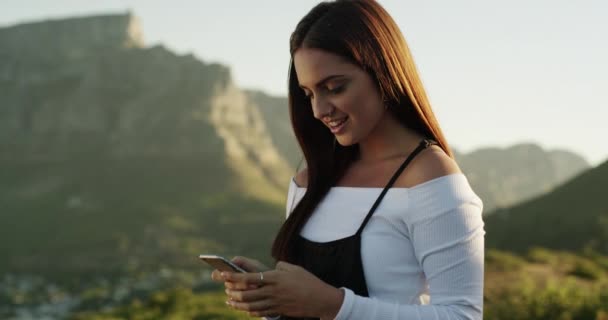 Feliz Mujer Teléfono Con Naturaleza Selfie Las Montañas Con Felicidad — Vídeo de stock