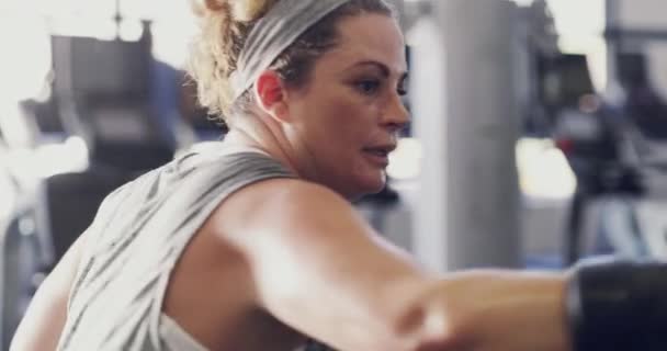 Fitness Dimensiunea Box Femeie Sala Gimnastică Pentru Antrenament Antrenament Provocare — Videoclip de stoc