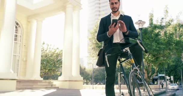 智能手机 自行车和城市人 商业代理人或建筑师分析 检查或规划建筑发展 骑单车 数码蓝图或乘单车上下班的人士 — 图库视频影像