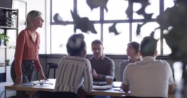 Ontmoeting Discussie Manager Met Haar Team Het Kantoor Plannen Van — Stockvideo
