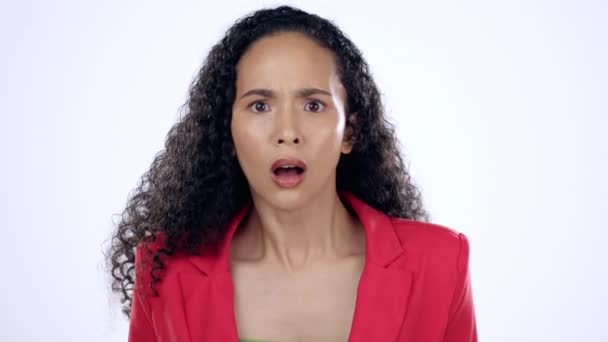 Omg Sorpresa Cara Mujer Estudio Con Wow Emoji Boca Abierta — Vídeo de stock