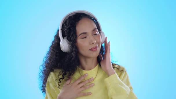 Auriculares Musicales Danza Sonrisa Mujer Estudio Aislado Sobre Fondo Azul — Vídeo de stock