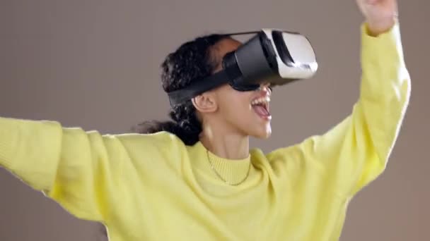 Dança Mulher Metaverso Estúdio Isolado Fundo Multicolorido Realidade Virtual Tecnologia — Vídeo de Stock