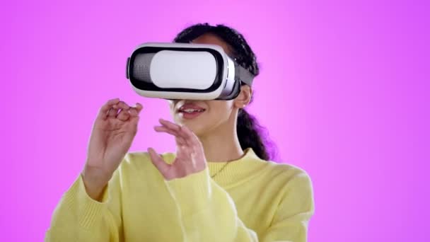 Віртуальна Реальність Дотик Жінка Метаверсії Студії Ізольовані Фіолетовому Фоні Технології — стокове відео