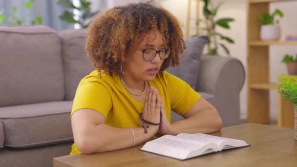 Молитва Религия Женщина Гостиной Библией Четки Медитации Духовного Здоровья Поклонение — стоковое видео
