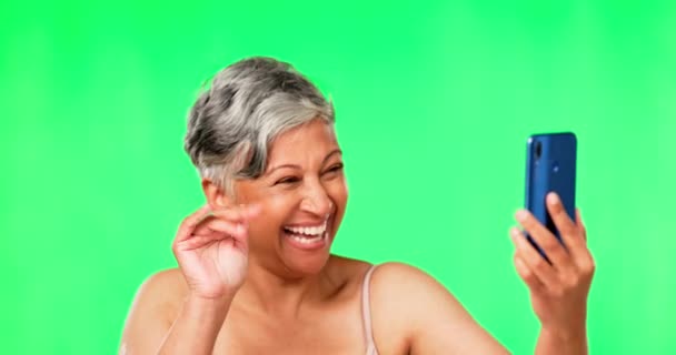 Mujer Mayor Teléfono Videollamada Estudio Pantalla Verde Con Onda Sonrisa — Vídeos de Stock