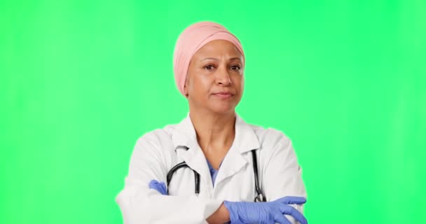 女性との警告 アドバイスやモックアップでのコンサルティングのための緑の画面ではないために頭を振る ウェルネス 病院の仕事での意見の相違のためのイスラム女性医療 深刻な顔と意見 — ストック動画