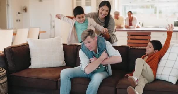 Diversão Família Sala Estar Brincam Com Mãe Pai Crianças Juntos — Vídeo de Stock