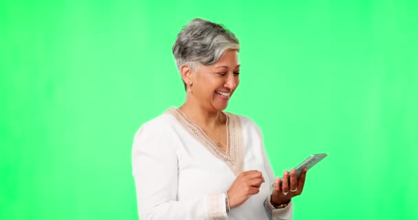 Telepon Wanita Lucu Dan Senior Layar Hijau Studio Terisolasi Pada — Stok Video