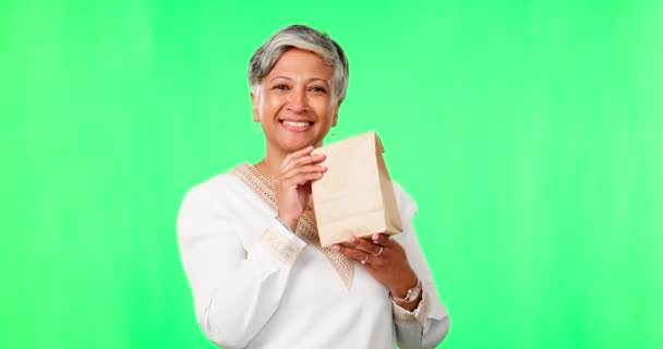 面容和女人 午餐或送餐时都会在绿色屏幕上放上一个袋子 在模拟工作室背景下被隔离的成熟员工或经理的微笑 礼物或肖像 — 图库视频影像