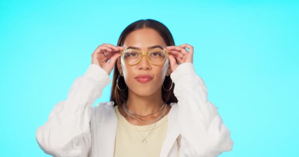 Modré Pozadí Úsměv Tvář Ženy Brýlemi Pro Vidění Chladné Brýle — Stock video