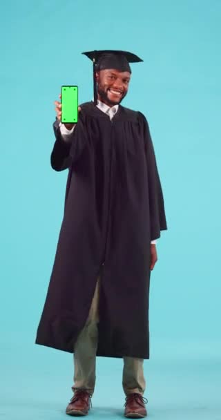 Universidad Graduación Pantalla Verde Teléfono Con Estudiante Negro Estudio Sobre — Vídeos de Stock