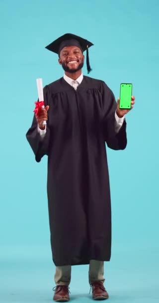 Educación Graduación Pantalla Verde Teléfono Con Estudiante Negro Estudio Sobre — Vídeos de Stock