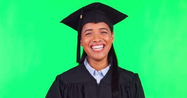 Випускний Обличчя Щастя Освітою Зеленому Екрані Шапка Сукня Студійному Фоні — стокове відео