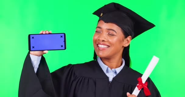 Femme Diplômée Téléphone Écran Vert Avec Sourire Vide Espace Maquette — Video