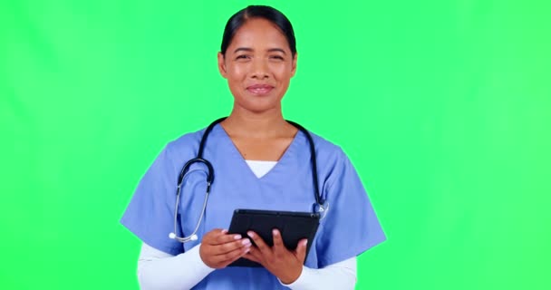 Visage Femme Médecin Avec Une Tablette Écran Vert Recherche Médecine — Video