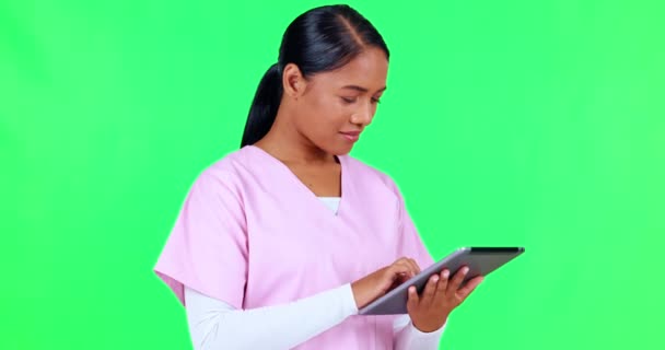 医疗保健 打字和在绿色屏幕上有平板电脑的妇女 如医生 医生和电子邮件 护理和一名拥有与工作室背景隔离的通信技术的女护士 — 图库视频影像