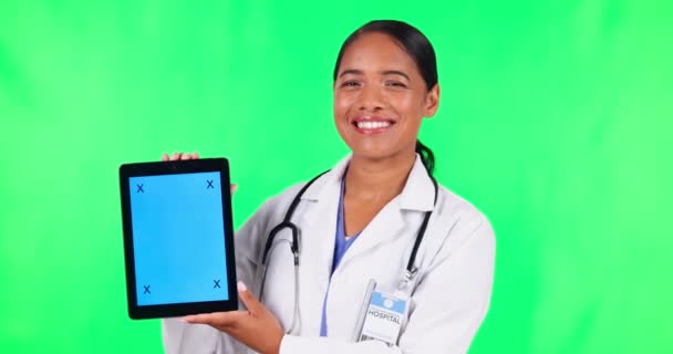 女性面部和平板电脑在绿色屏幕上提供远程保健 医疗服务和在线演示 保险信息和医疗护士或个人 数字技术和工作室背景 — 图库视频影像