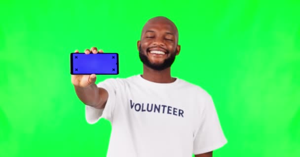 Hombre Negro Teléfono Maqueta Pantalla Verde Voluntario Servicio Comunitario Con — Vídeo de stock