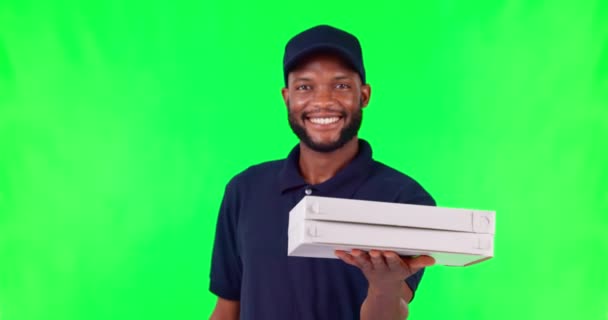 Fast Food Bezorger Met Pizzadoos Tegen Een Groen Scherm Voor — Stockvideo