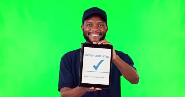 Счастливый Черный Человек Табличка Оплата Зеленом Экране Выполненный Заказ Успешную — стоковое видео