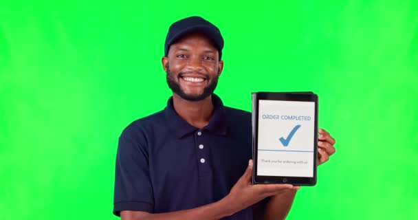 Tablet Παράδοση Και Πλήρης Ένα Μαύρο Άνδρα Ένα Πράσινο Φόντο — Αρχείο Βίντεο