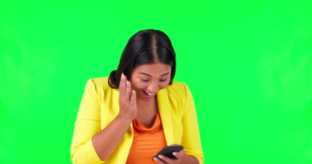 Ganador Teléfono Mujer Negocios Emocionada Pantalla Verde Sorprendido Sorteo Medios — Vídeo de stock