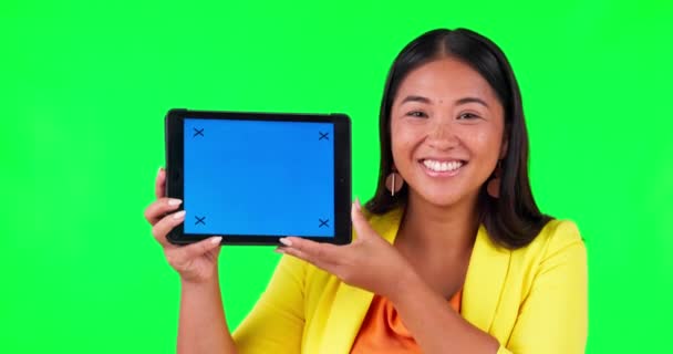 Tablet Publicidade Marca Uma Mulher Fundo Tela Verde Estúdio Segurando — Vídeo de Stock