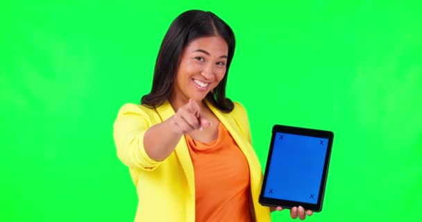 平板电脑 营销活动和一名女性在绿色屏幕背景的工作室举行了一个带有跟踪标记的展示 肖像画 你和一个快乐的年轻亚洲女人握着铬钥匙 — 图库视频影像