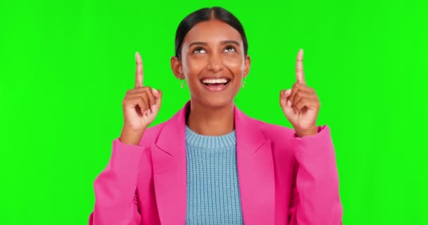 スタジオの背景に広告のための緑の画面上で指摘し お祝い 幸せな女性 笑顔とニュース 通知やモックアップスペース上のマーケティングのためのショーを持つ女性の肖像画 — ストック動画