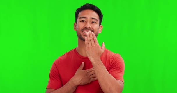 緑の画面上のコミュニケーション 手話とアジアの男は感謝 感謝と感謝の意を表します ろう者 クロマキースタジオ サイン 記号とスピーチのための胸に手で男性の肖像画 — ストック動画