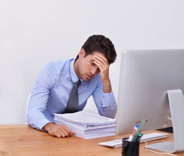 Stress Homem Negócios Dor Cabeça Com Papelada Carreira Corporativa Mesa — Fotografia de Stock