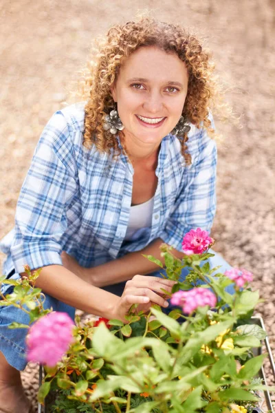 Ευτυχισμένος Πορτραίτο Και Μια Γυναίκα Κηπουρική Στη Φύση Για Βιωσιμότητα — Φωτογραφία Αρχείου