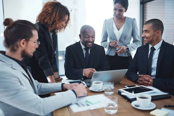Diskusjonskontor Forretningsfolk Møte Med Laptop Planlegging Markedsføringsstrategi Samarbeid Næringsliv Teamarbeid – stockfoto