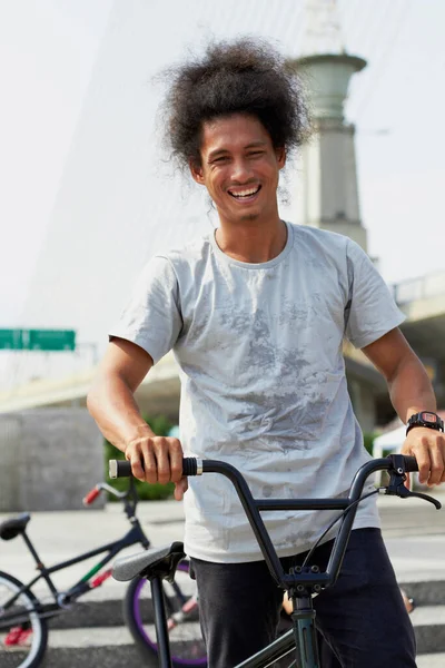 Портрет Bmx Человек Велосипедом Городе Улице Тренировке Велоспорт Смех Смех — стоковое фото