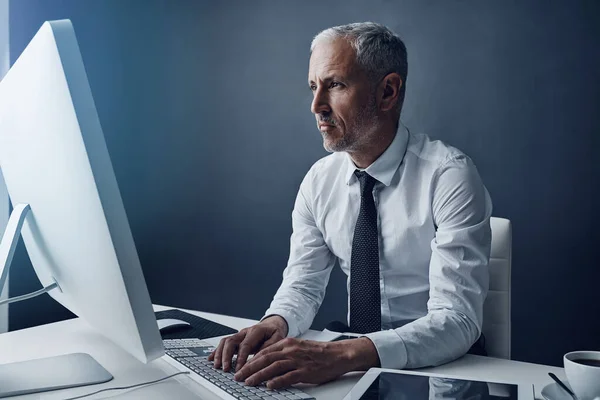 Computer Typende Accountant Volwassen Man Het Kantoor Werkend Geïsoleerd Een — Stockfoto