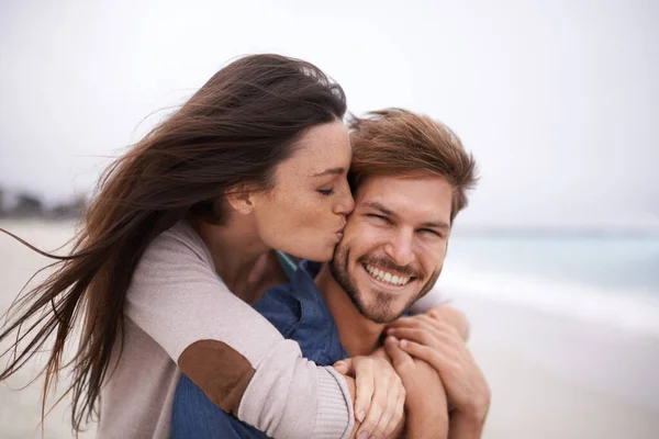 Mujer Beso Hombre Felicidad Playa Con Vacaciones Viajes Amor Con —  Fotos de Stock