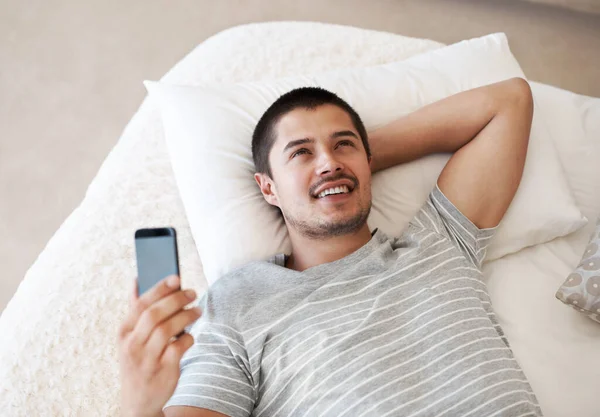 Homem Feliz Pensando Com Telefone Uma Cama Para Comunicação Bate — Fotografia de Stock