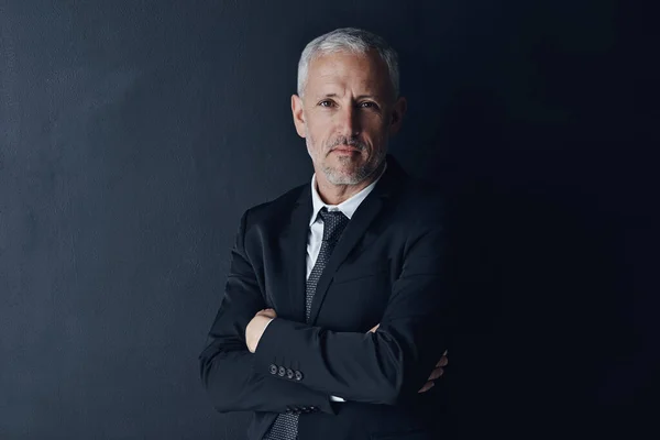 Senior Executive Zakenman Armen Gekruist Met Vertrouwen Portret Management Donkere — Stockfoto
